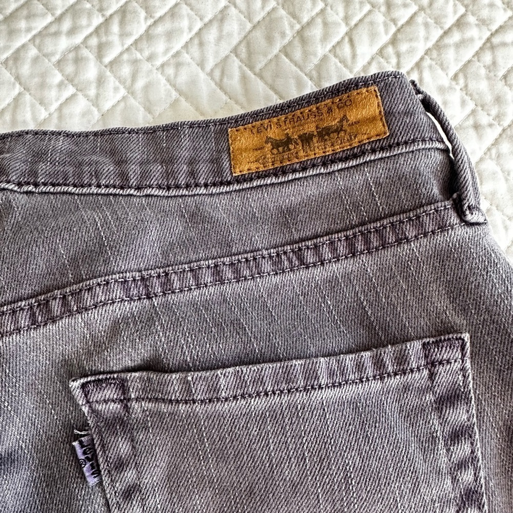 LEVI'S DISTRESSED BOYFRIEND JEANS - Women's 6 Medium (Purple) - Picture 6 of 7